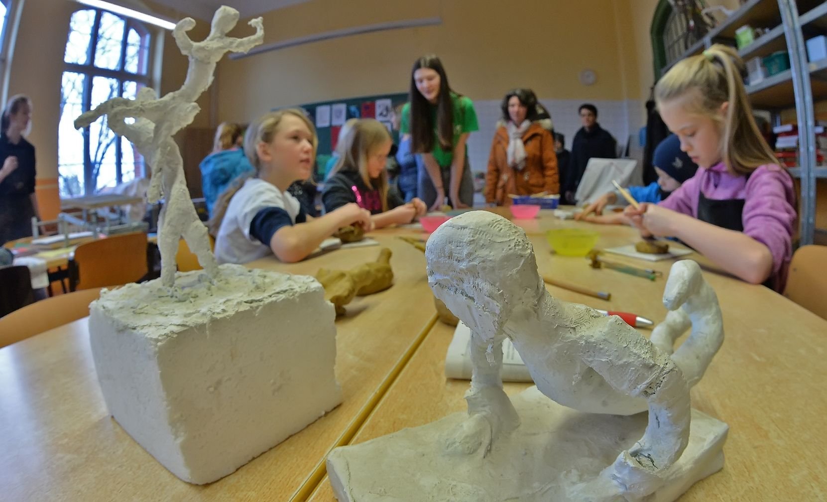 Während die Kinder beim Tag der offenen Tür am Stephaneum die Angebote ausprobieren konnten, fragten die Eltern die Fachlehrer aus.