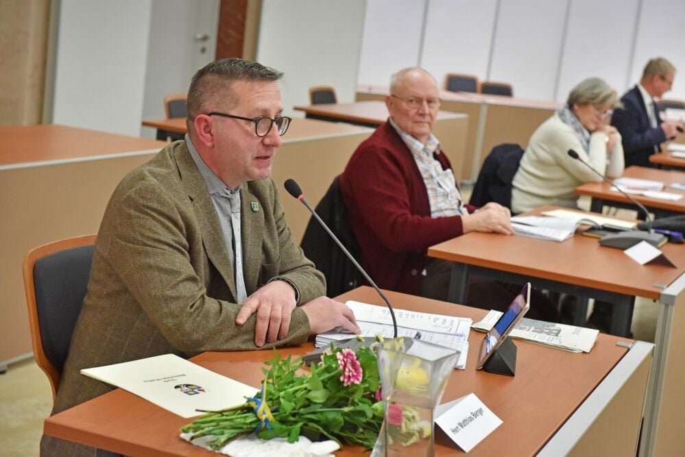 Matthias Berger (CDU, l.) ist nun der neue Ortsbürgermeister von Bobbau. Er hat nach 26 Jahren das Amt von Dieter Ullmann (r.) übernommen.