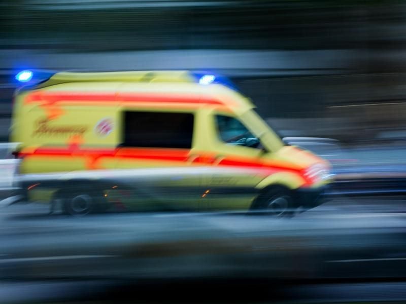 Ein Rettungswagen im Einsatz. Foto: Arno Burgi/Archiv