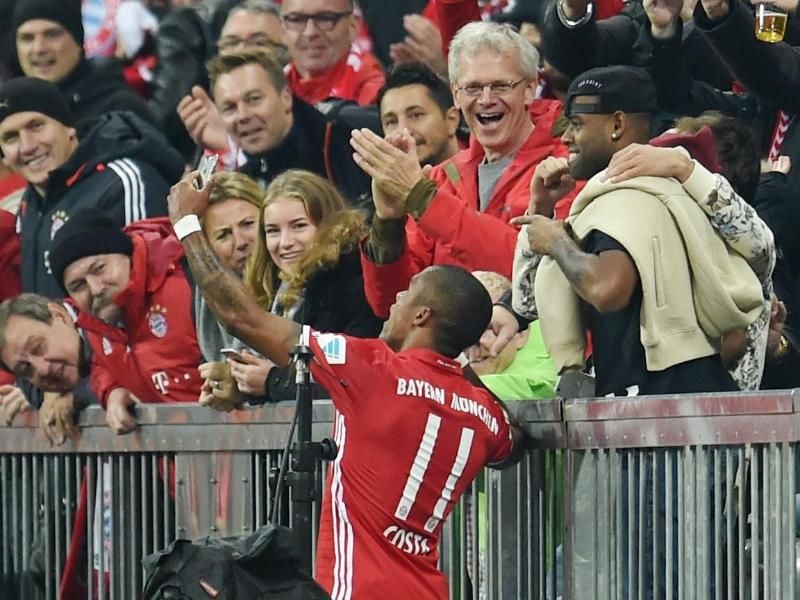 Bayerns Torschütze Douglas Costa jubelte mit einem Selfie. Foto: Tobias Hase
