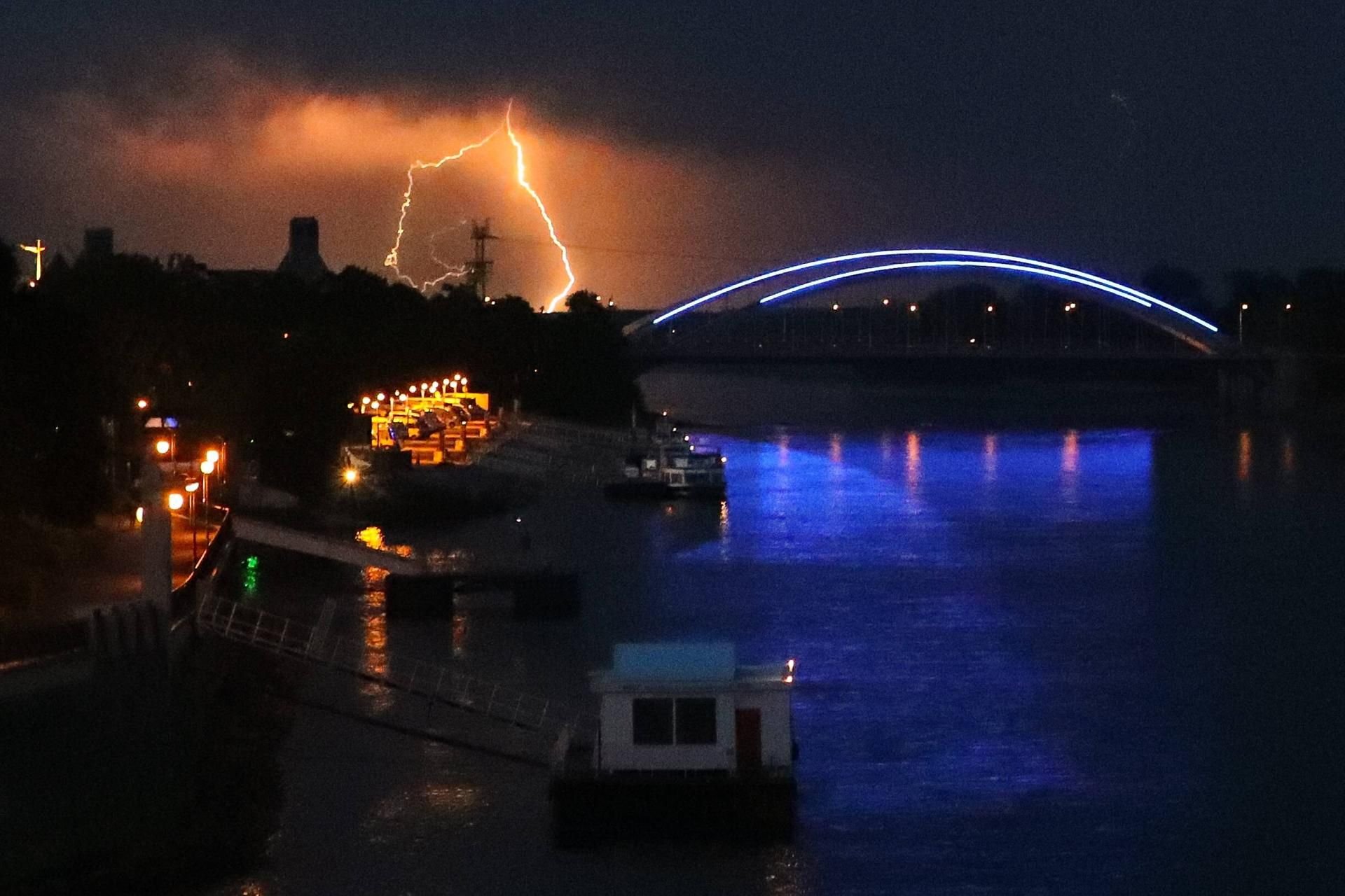 Unwetter mit Starkregen und Gewitter über Magdeburg