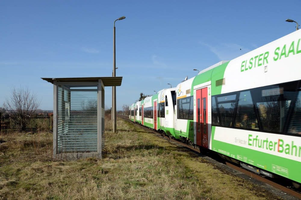 Gras und Unkraut wuchert auf dem Bahnhof in Bornitz. Die Erfurter Bahn fährt jede Stunde durch, aber die Züge halten nicht mehr.