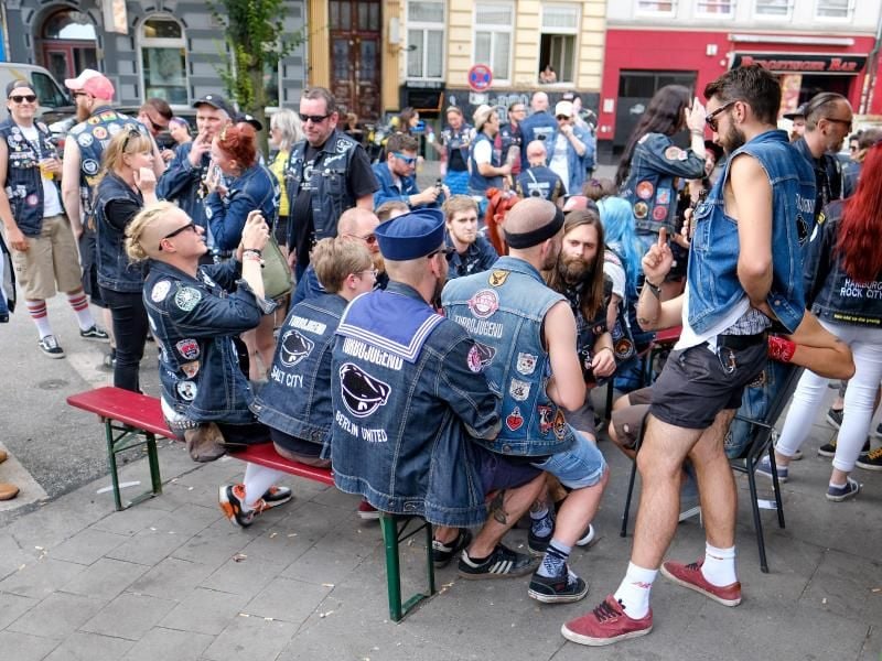 Mitglieder der „Turbojugend” feiern in Hamburg vor der Kneipe „Schlemmer-Eck”. Foto: Axel Heimken