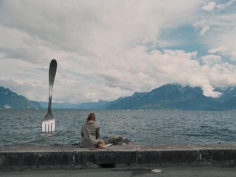 Traum, Wahn und Wirklichkeit: Kinderbuchautorin Anna (Birgit Minichmayr) sitzt am Genfersee. Foto: Filmkinotext