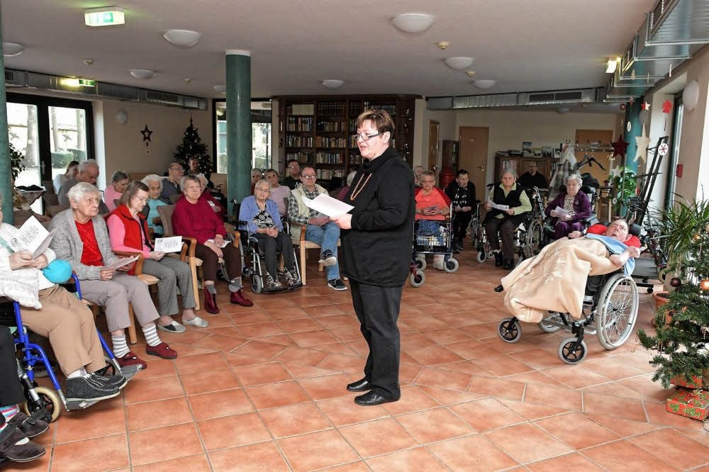 Pfarrerin Sabine Frank hält die Andacht im Altenpflegeheim „Amalienhof“.