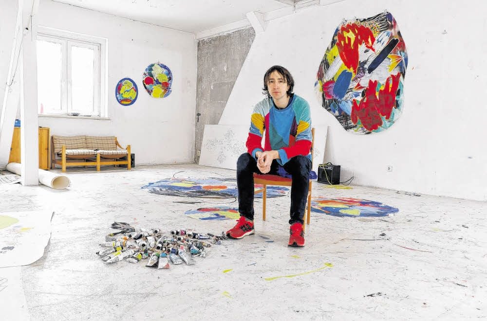 In seinem Leipziger Atelier entwirft der gebürtige Chemnitzer Peter Piek nicht nur rauschhafte Bilder ohne Oben und Unten, sondern auch Klangwelten, die in der deutschen Rock- und Popmusik einzigartig sind.
