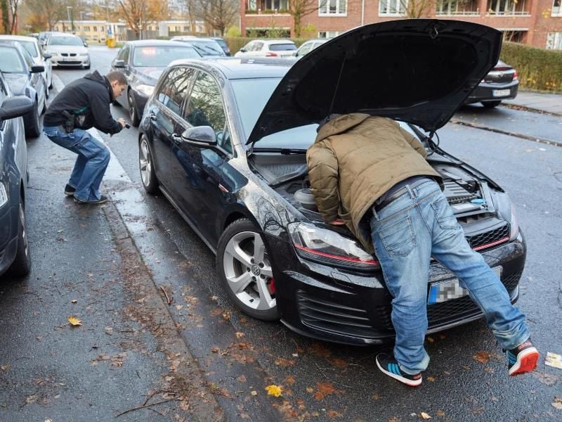 Polizeioberkommissare überprüfen einen Golf GTI. Foto: Georg Wendt/Archiv