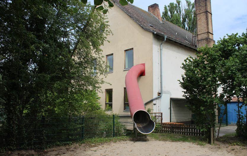 Rechts neben der Rutsche befindet sich eine neue Fluchttür.