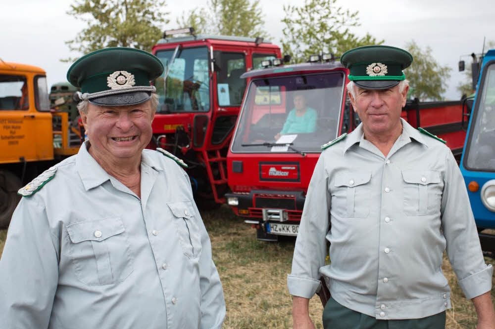 Uwe Schönfeld aus Dankerode und Hans-Joachim Schröder aus Breitenstein sind in die Uniform der Volkspolizei der einstigen DDR geschlüpft und kümmerten sich darum, dass jeder motorisierte Besucher einen Parkplatz bekam.