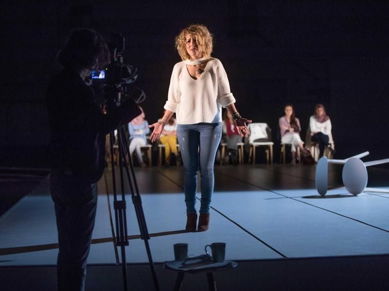 In dem Stück wird eine Casting-Situation dargestellt, bei der sich die Darstellerinnen um die Rolle der Iphigenie bewerben. Foto: Jörg Carstensen