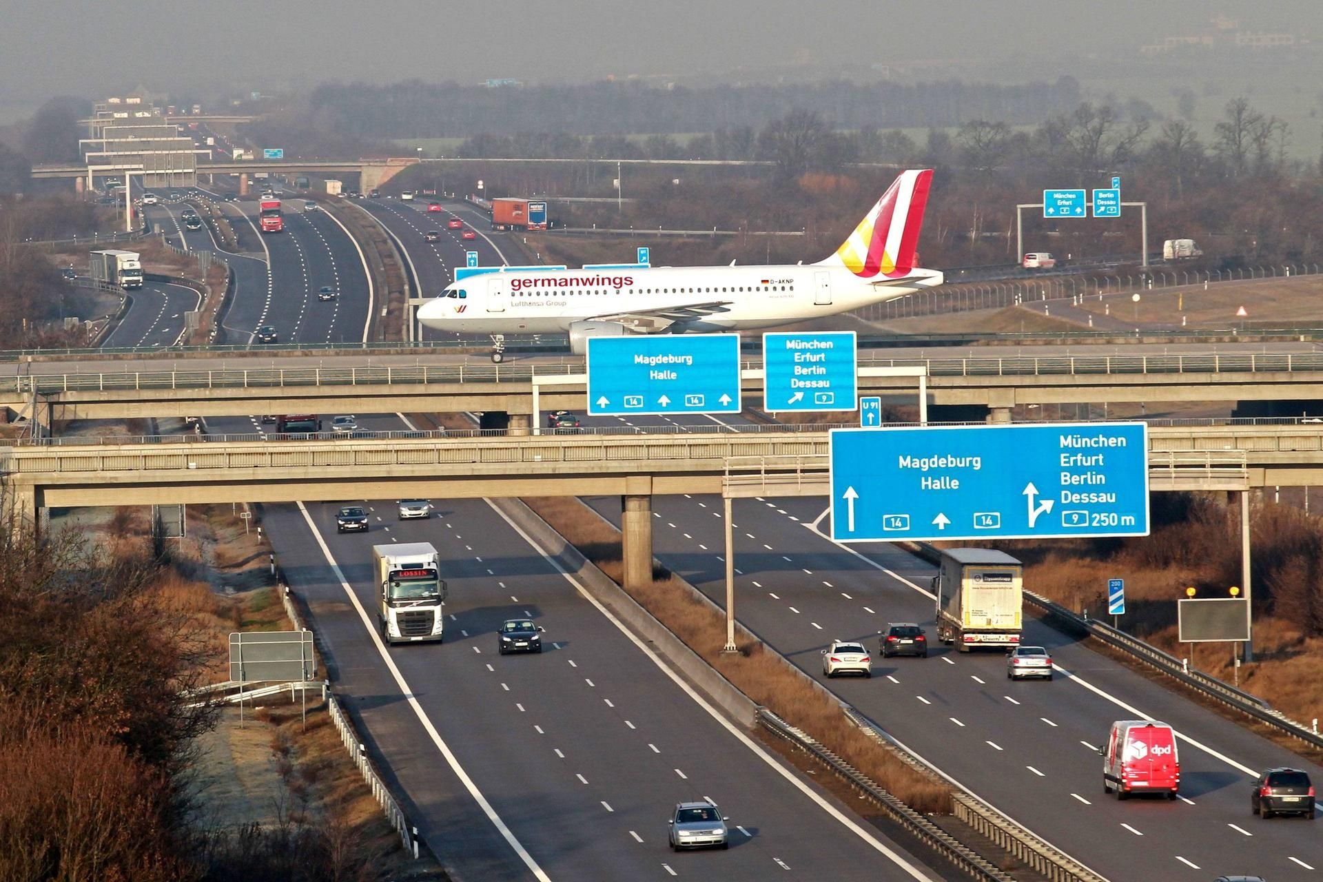 Ein Airbus A320 der Fluggesellschaft Germanwings rollt am Flughafen Leipzig/Halle über die Brücke über die Autobahn.