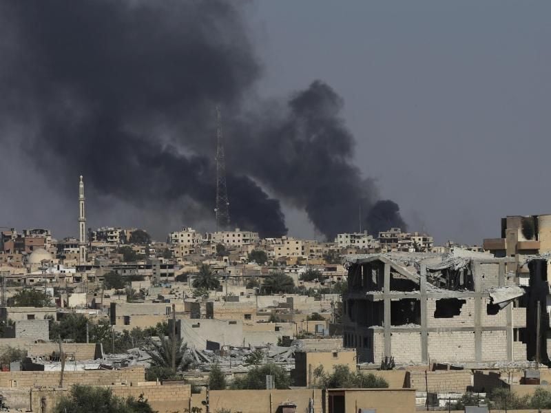 Schwarzer Rauch steigt in Al-Rakka auf: Auch US-Marines wurden im März 2017 in die Nähe der damaligen IS-Hochburg entsandt, um die Rückeroberung der Stadt zu unterstützen. Foto: Hussein Malla/AP