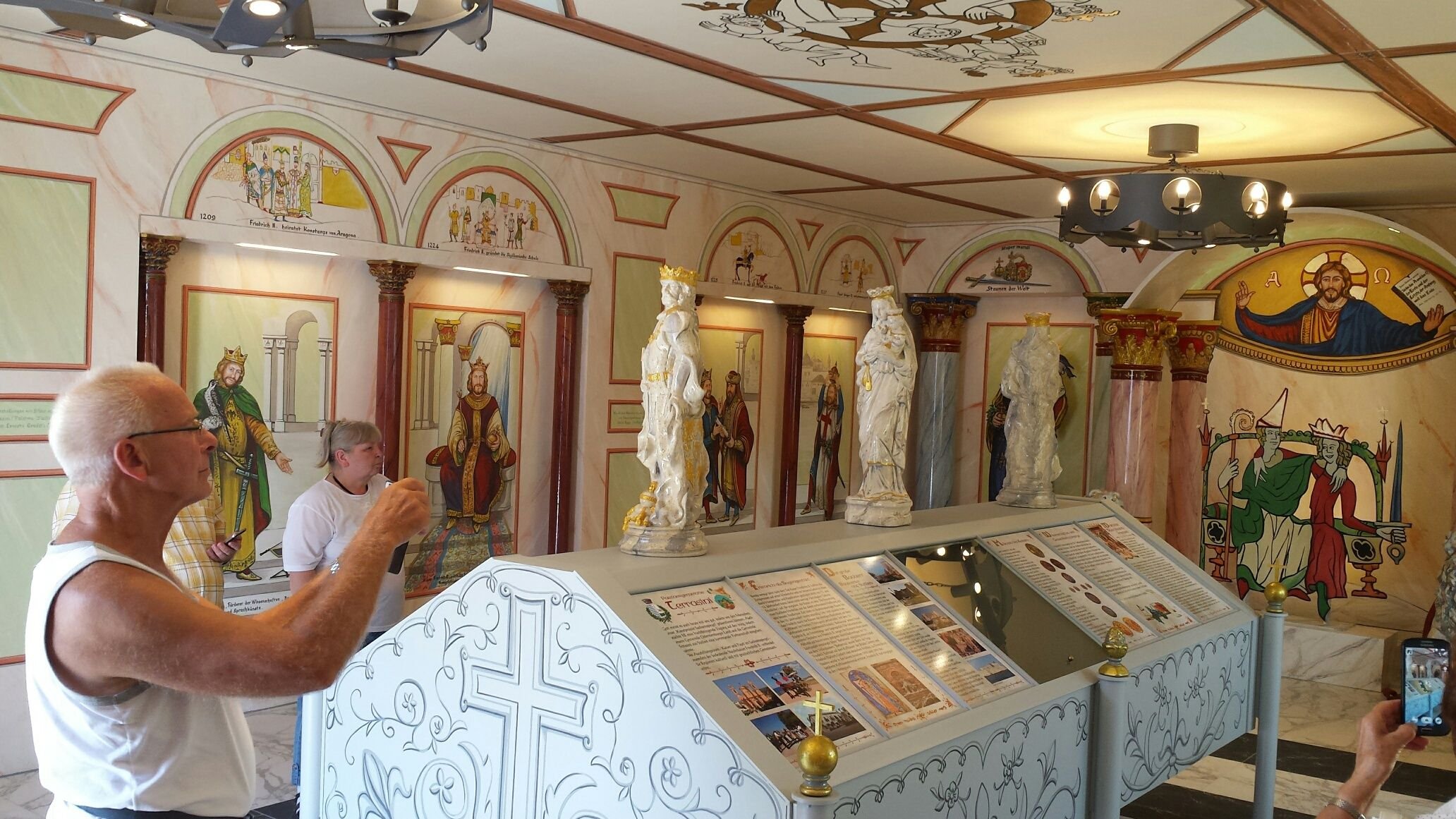 Der neue Ausstellungsraum „Kaiser und Papst im Sachsenspiegel“ wurde in Reppichau feierlich eingeweiht.
