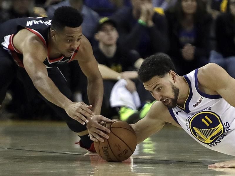 Klay Thompson (r) von den Golden State Warriors kämpft mit Portlands CJ McCollum un den Ball. Foto: Ben Margot/AP