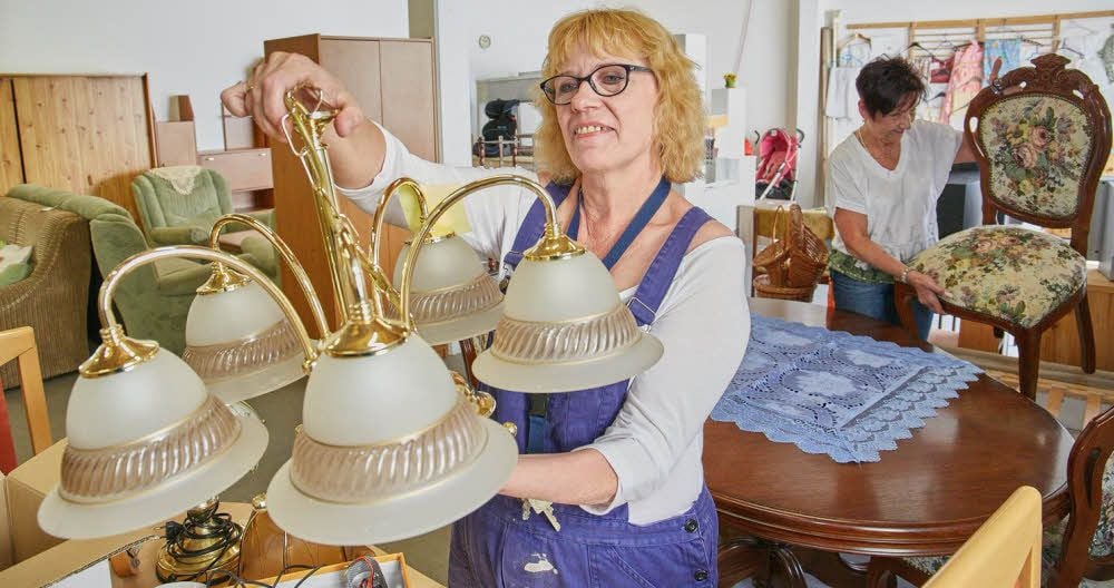 Halka Engelhardt (vorn) säubert im Möbellager gebrauchte Möbel und Wohnaccessoires. Ramona Pokornowsky arbeitet eigentlich in der Obdachlosenunterkunft nebenan, geht ihr aber manchmal zur Hand.