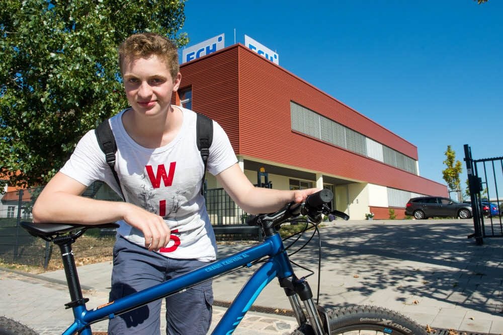 Am schnellsten geht’s mit dem Fahrrad. Vom Cantor-Gymnasium fährt Johannes Hammer ins Labor seines Projektpartners ECH Elektrochemie am Weinberg Campus. Eine Zusammenarbeit soll es auch in Zukunft geben.