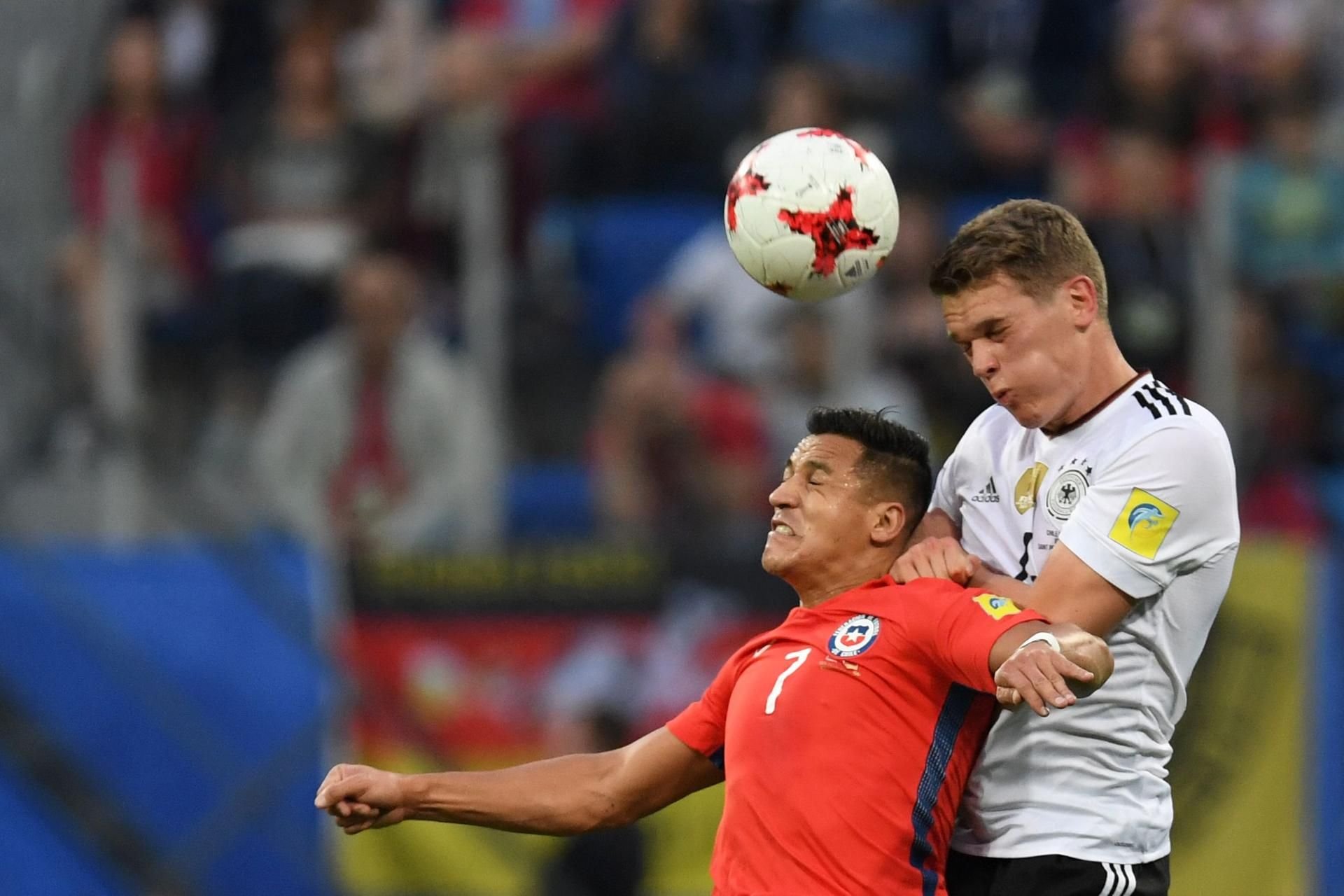 Matthias Ginter im Luftduell mit Arsenal-Star Alexis Sanchez.