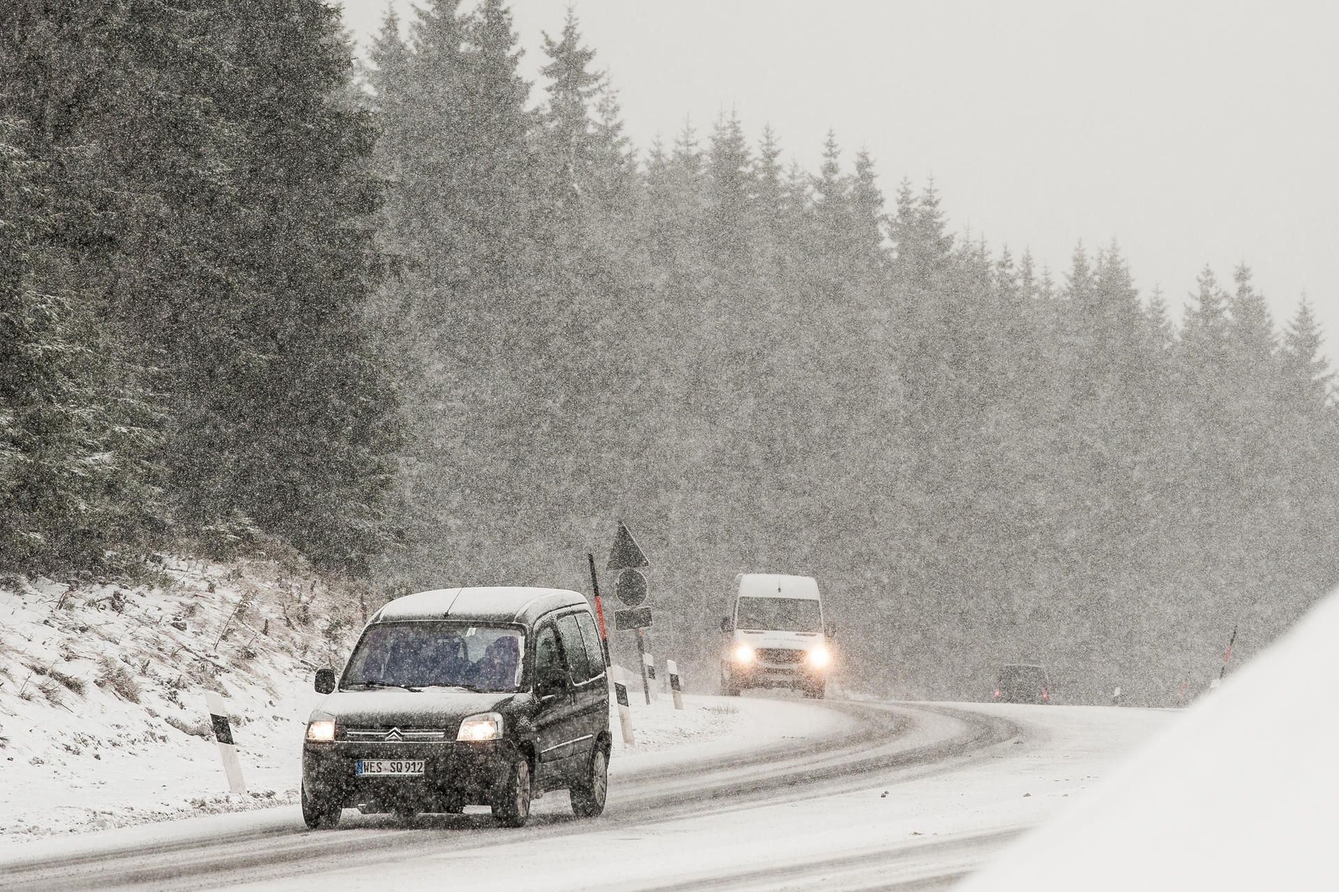 Auch im Harz schneit es stark. So wie hier auf der B242.