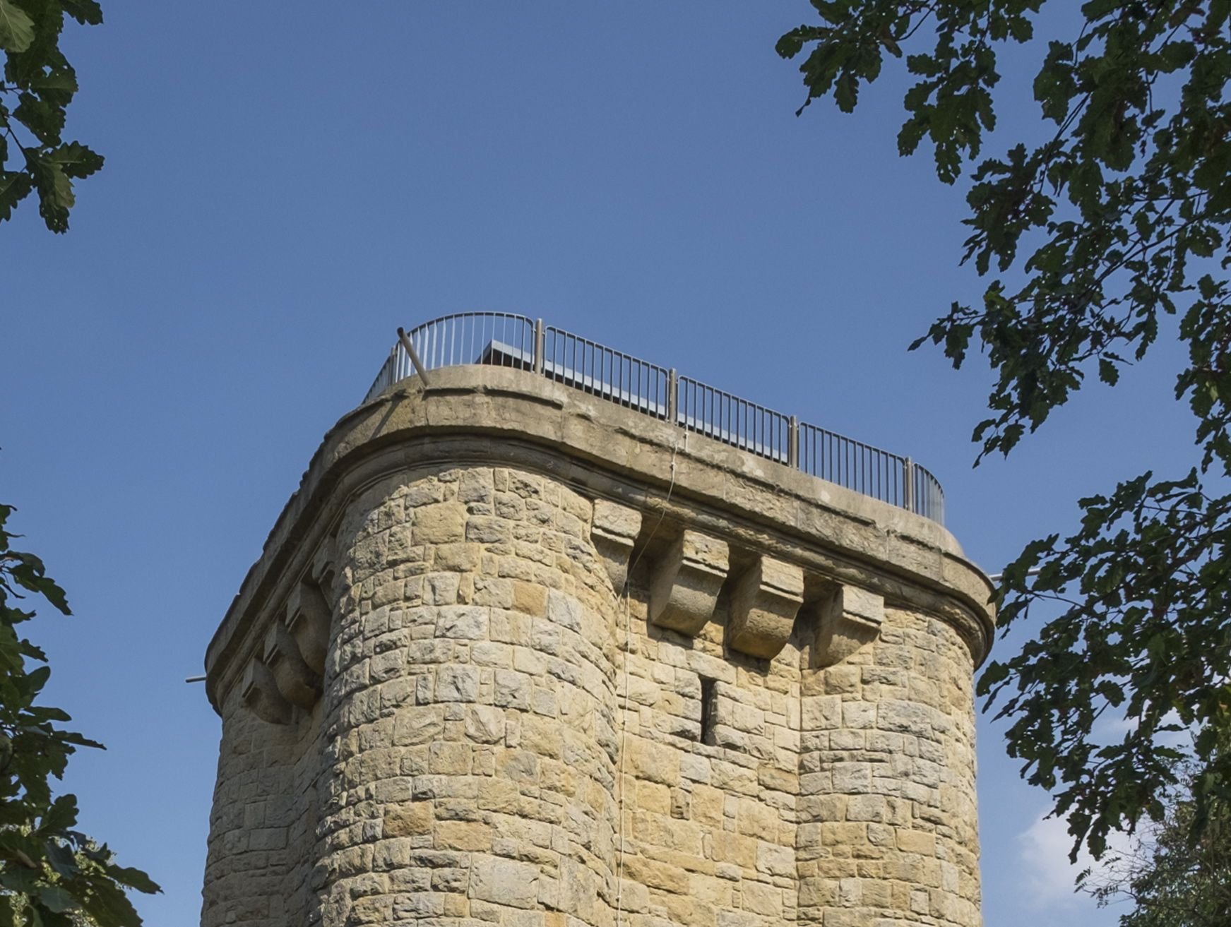 Blick auf das Geländer auf der Mauerkrone des Bismarckturms in Opperode
