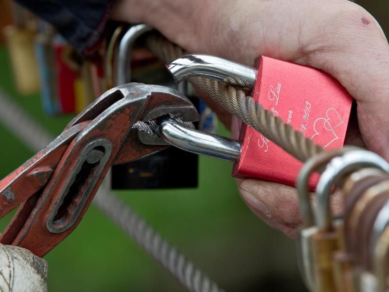 Homosexuelle Paare in Deutschland können ihre Lebenspartnerschaft seit 2001 offiziell eintragen lassen. Manche trennen sich auch wieder. Foto: Daniel Karmann