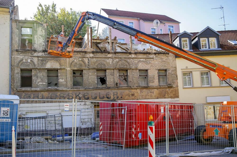 Für das Haus, in dem sich einst eine Gaststätte befand, kam jede Hilfe zu spät. Nun verschwindet es für immer.