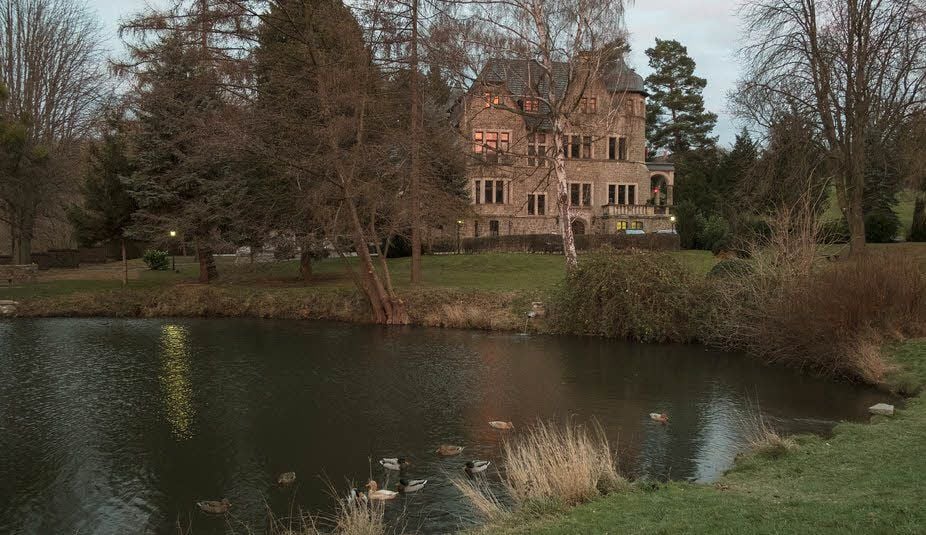Das Areal mit Schlosshotel, Park und Teich ist 10.000 Quadratmeter groß.