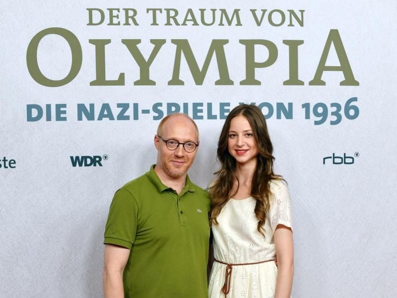 Simon Schwarz und Sandra von Ruffin bei der Premiere des Doku-Dramas „Der Traum von Olympia - Die Nazi-Spiele von 1936” in Berlin. Foto: Jens Kalaene