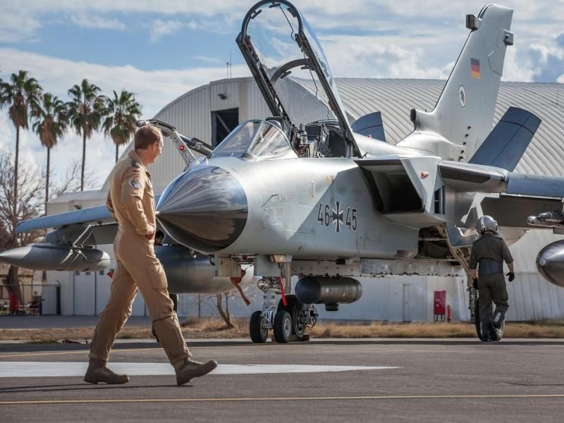 Oberst Michael Krah, Kommodore des Einsatzgeschwaders Counter DAESH, vor einem Tornado der Luftwaffe in Incirlik. Foto: Bundeswehr/Falk Bärwald