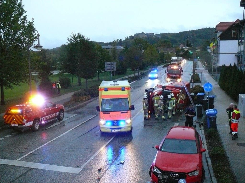 Feuerleute, Rettungssanitäter und Polizei sind an der Unfallstelle in Blankenburg im Einsatz.