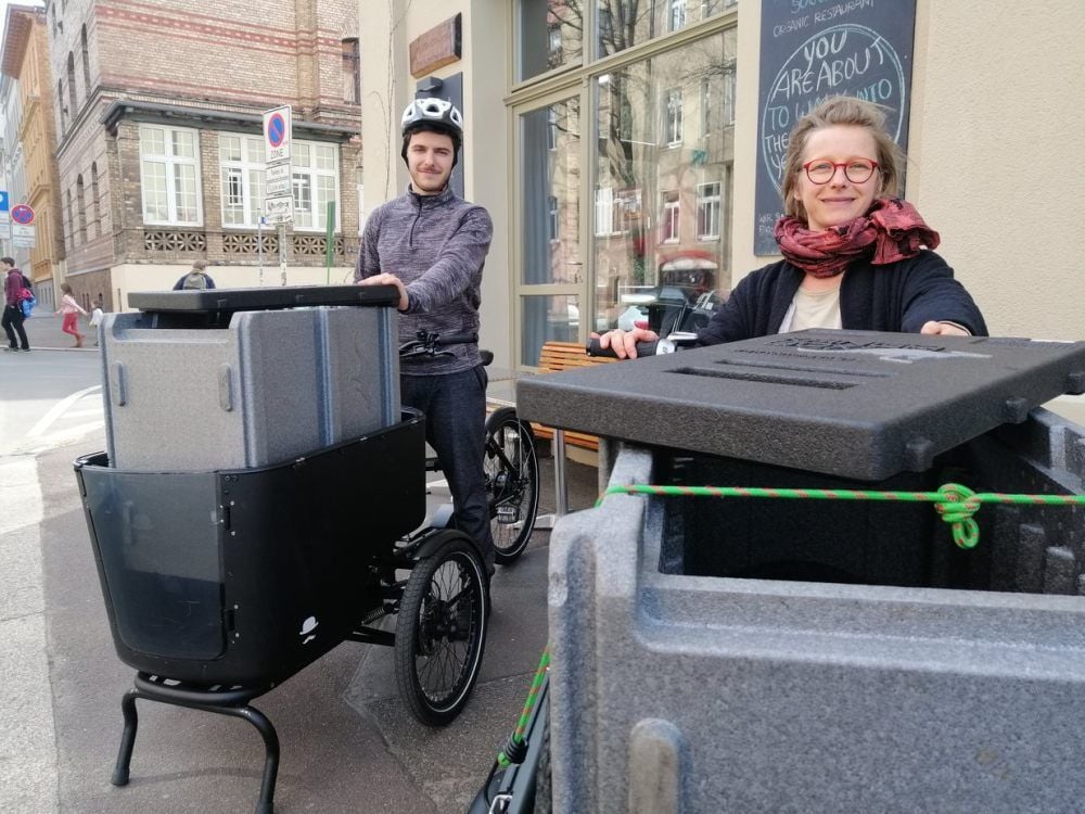 Dominik Schneider (l.) und Anne Bethmann (r.) beliefern Gäste des Restaurants jetzt daheim.