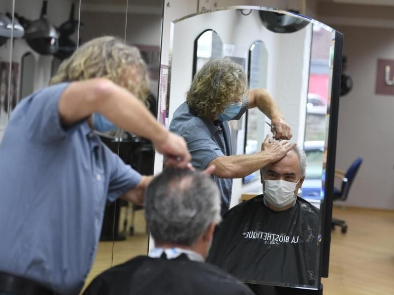 Nach langer Schließung ist die Auslastung in den Friseur-Salons hoch. Foto: Roberto Pfeil/dpa