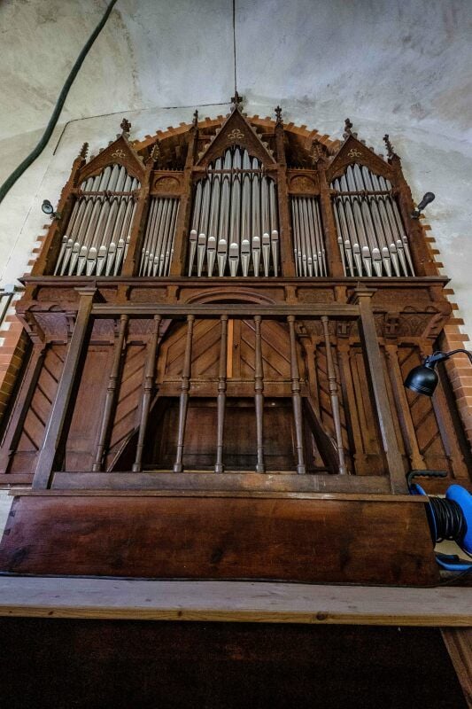 Sichtbar aufgefrischt zeigt sich die Orgel der Kirche Straach.