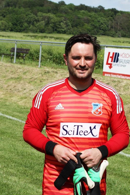Nach 17 Jahren hängt ESV-Keeper Sebastian Hackbart die Torwarthandschuhe an den berühmten Nagel. Nun will er Übungsleiter werden.