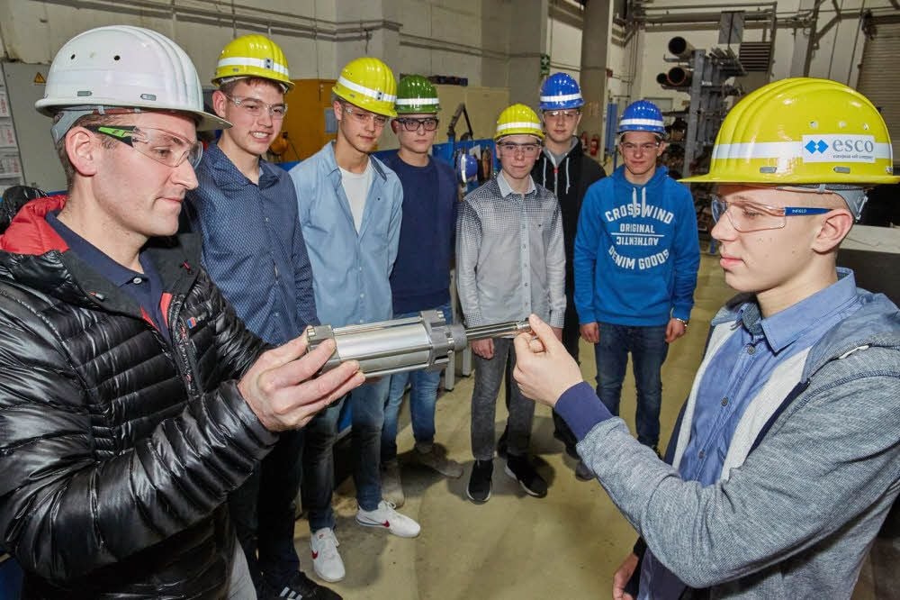 Ausbilder Tino Renkowski (li.) zeigt Lucas Zabel (re.) einen Pneumatikzylinder. zehn Lehrlinge beginnen ab August eine Ausbildung im Steinsalzwerk Bernburg.