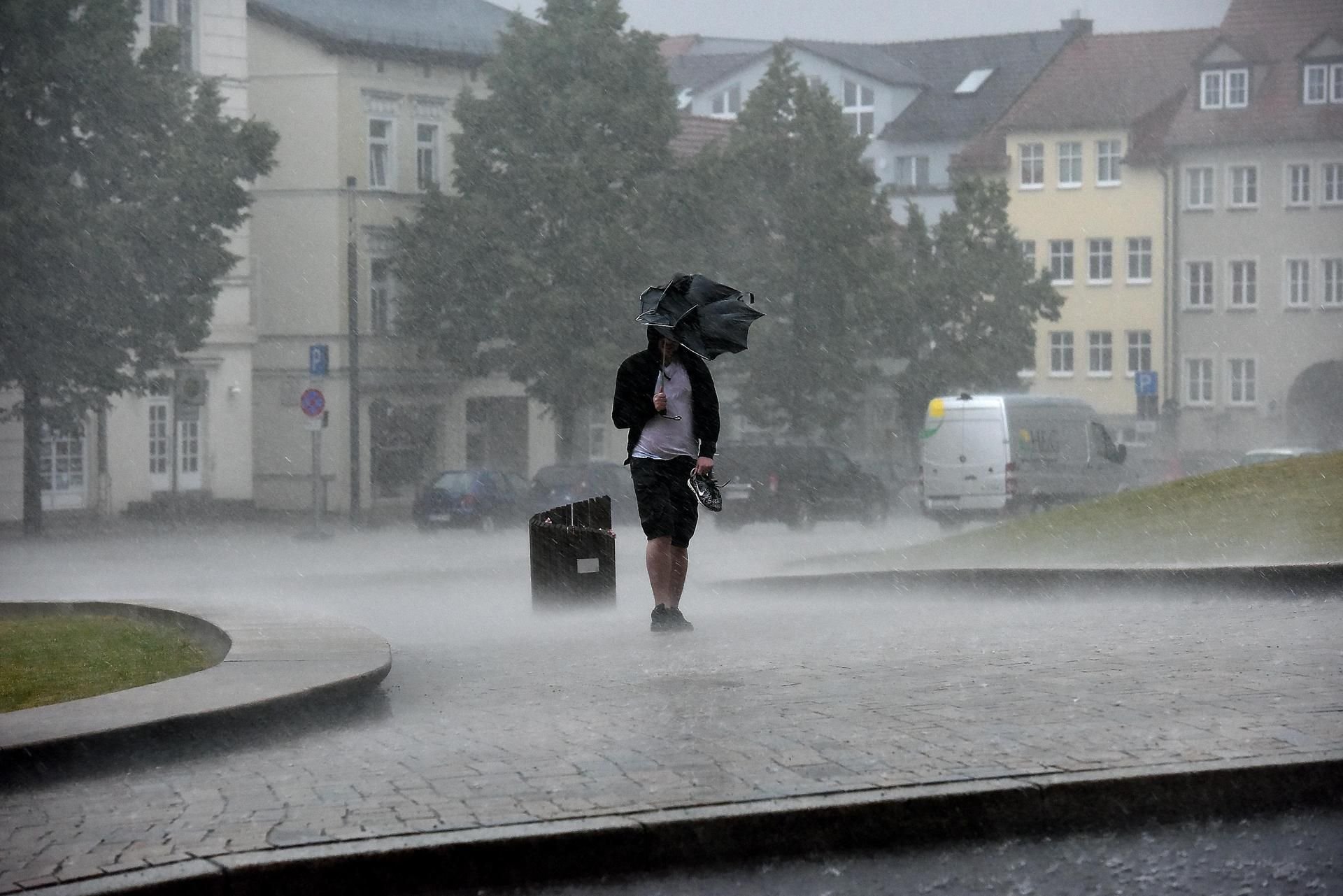 Regen und Sturmböen in der Stadt. (Symbolbild)
