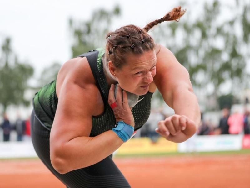 Kugelstoß-Europameisterin Christina Schwanitz stößt die Kugel. Foto: Jan Woitas