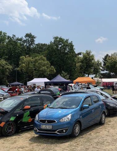 Der Sportplatz war wieder gut belegt mit Fahrzeugen und Fans.