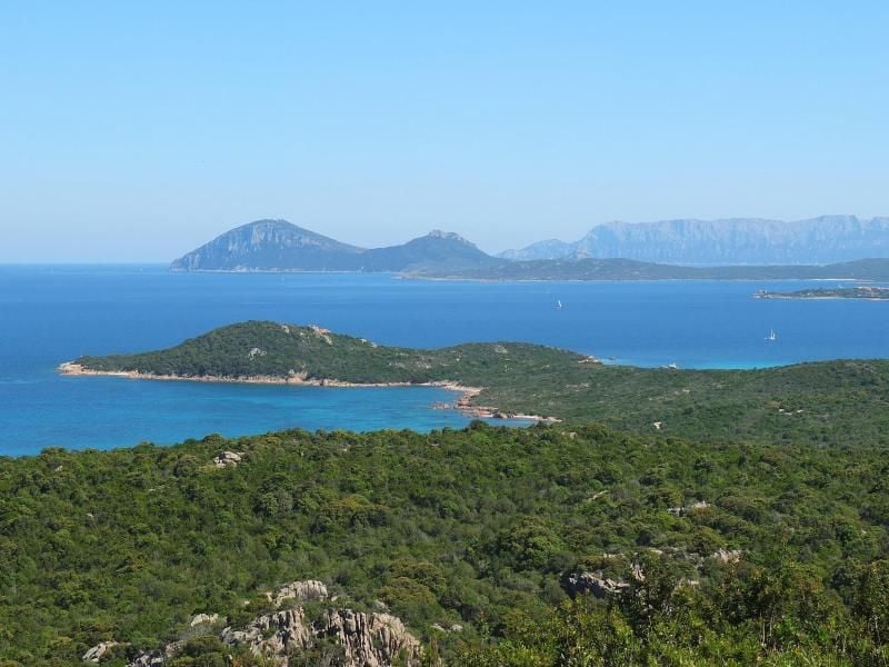 Die Costa Smeralda bei Porto Cervo auf der italienischen Insel Sardinien, ist ein beliebtes Urlaubsziel. Der Tourismus in Italien profitiert von Krisen und der Angst vor Terror, da das Land als relativ sicher gilt. Foto: Marcus Brandt/Archiv