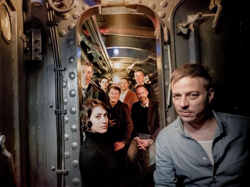 Die Hauptdarsteller Tom Wlaschiha (v.r.), Lizzy Caplan und Rick Okon sowie die Produzenten (hinten v.l.) Moritz Polter, Jan Kaiser, Oliver Vogel, Marcus Ammon und Frank Jastfelder in den Bavaria Filmstudios. Foto: Nik Konietzny