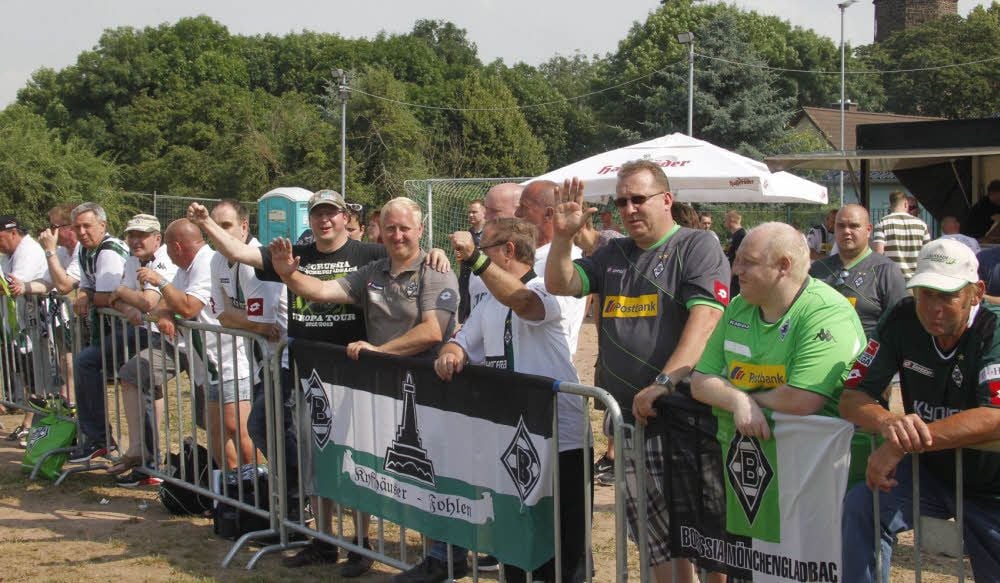 Viele Anhänger von Borussia Mönchengladbach waren am Samstag nach Helfta zum Spiel der Weisweiler-Elf bei den Oldies von Aufbau Eisleben gekommen.