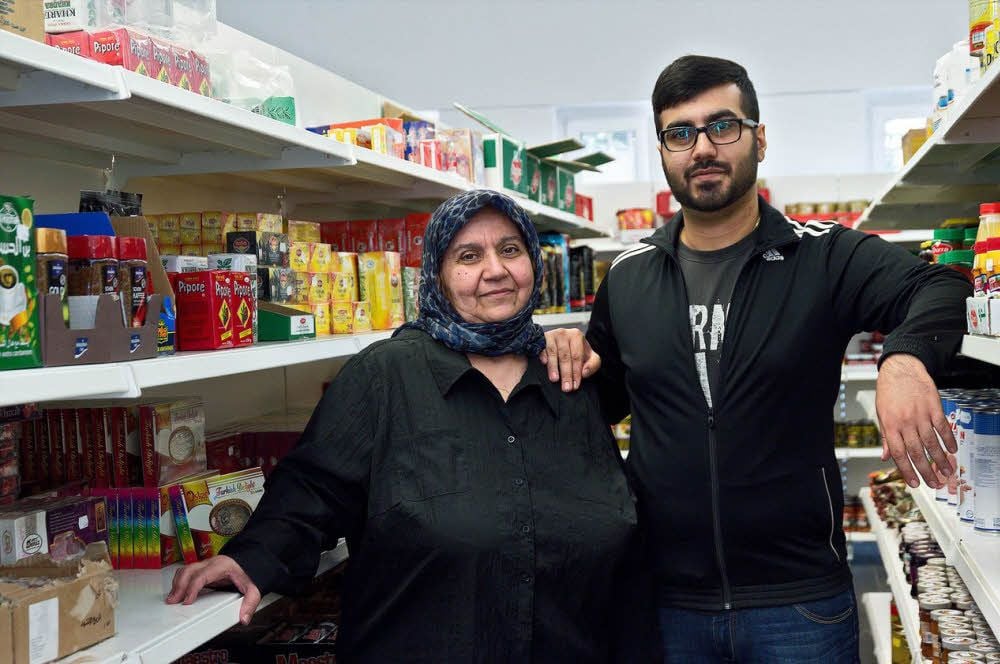 Sara Mohamed und Hesha Abdulah in ihrem Laden in der König-Heinrich-Straße in Merseburg