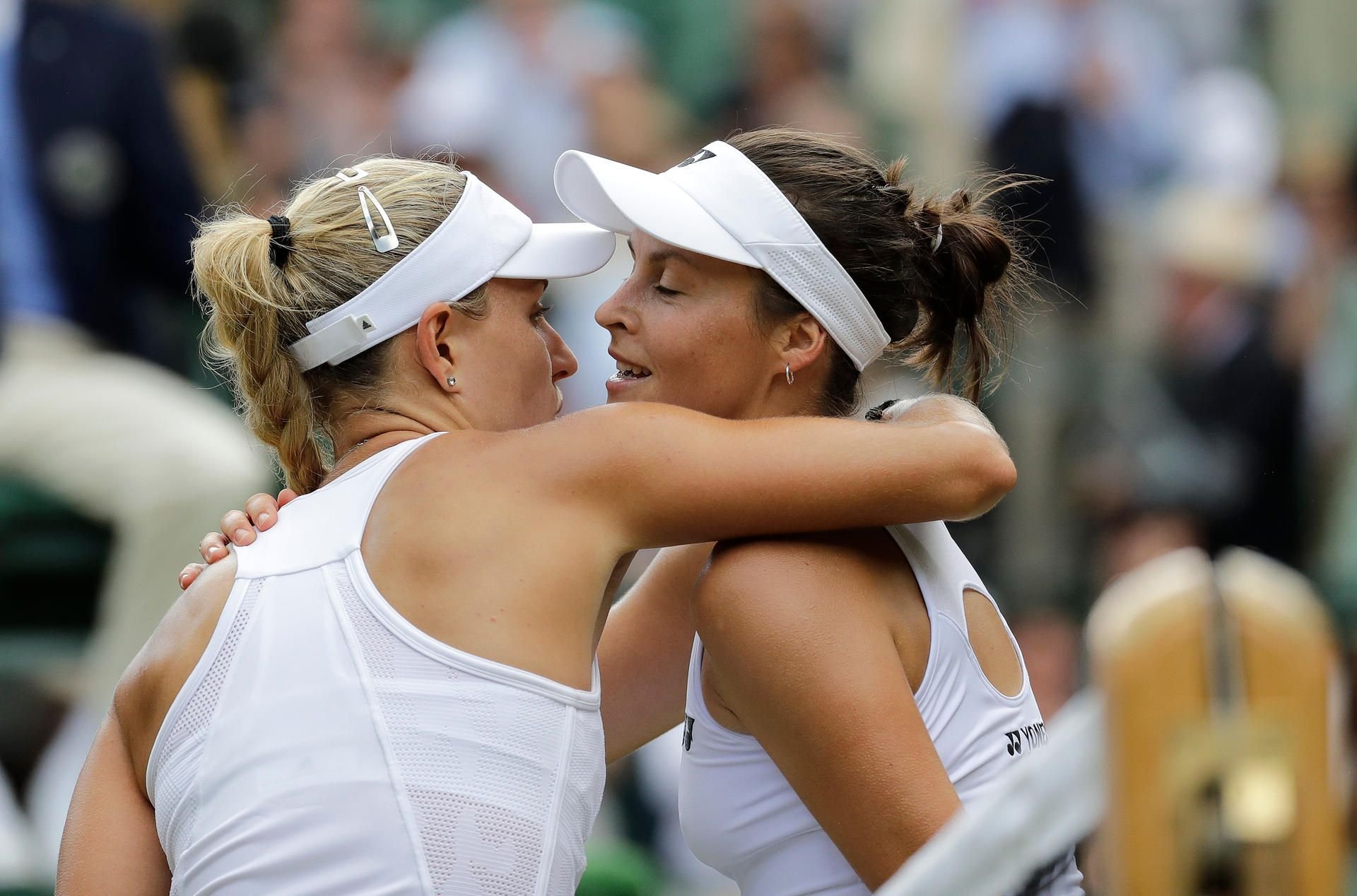 Angelique Kerber und Tatjana Maria (r.) umarmen sich nach dem Spiel.