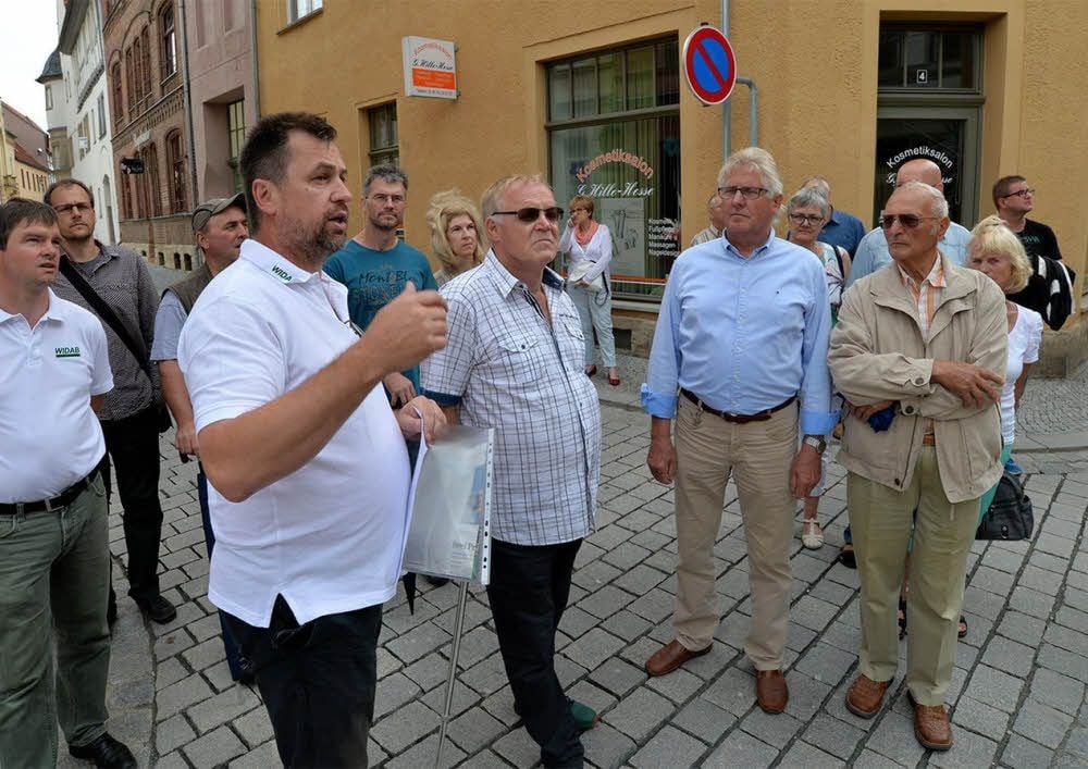 Mike Eley (vorn) beginnt seine Erklärungen beim Widab-Rundgang in der Straße Über den Steinen.