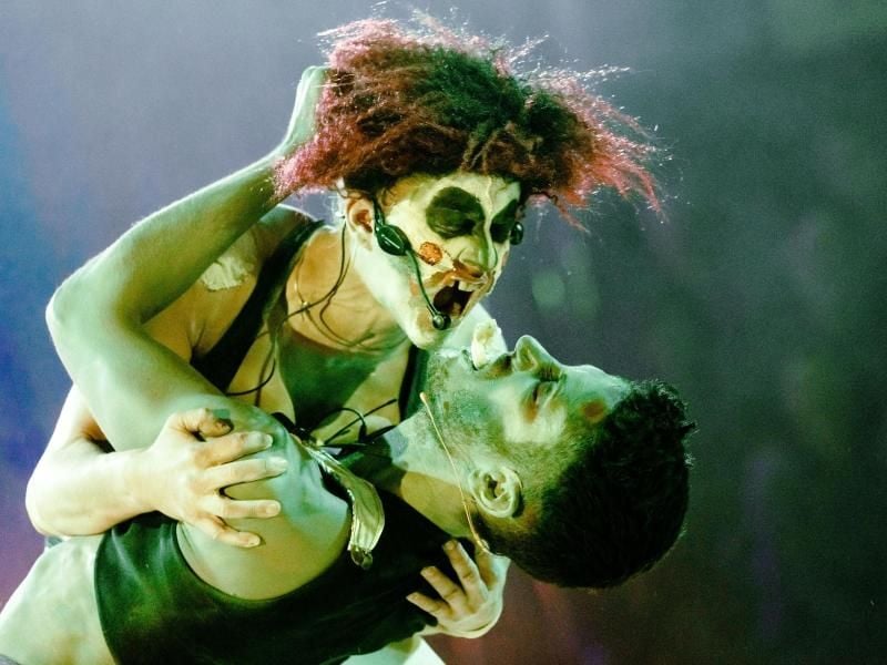Die Performancekünstler Florentina Holzinger und Vincent Riebeek in „The Greatest Show on Earth”. Foto: Markus Scholz