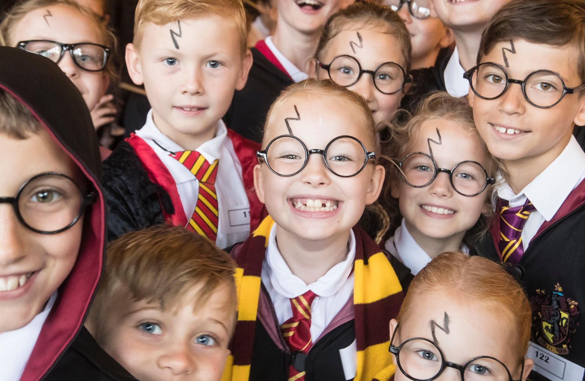 676 Schüler aus elf Grundschulen verkleideten sich in Bolton (England) als Zauberlehrling und stehen nun im Guiness-Buch: Als die größte Gruppe Menschen die sich als Harry Potter verkleidet haben.