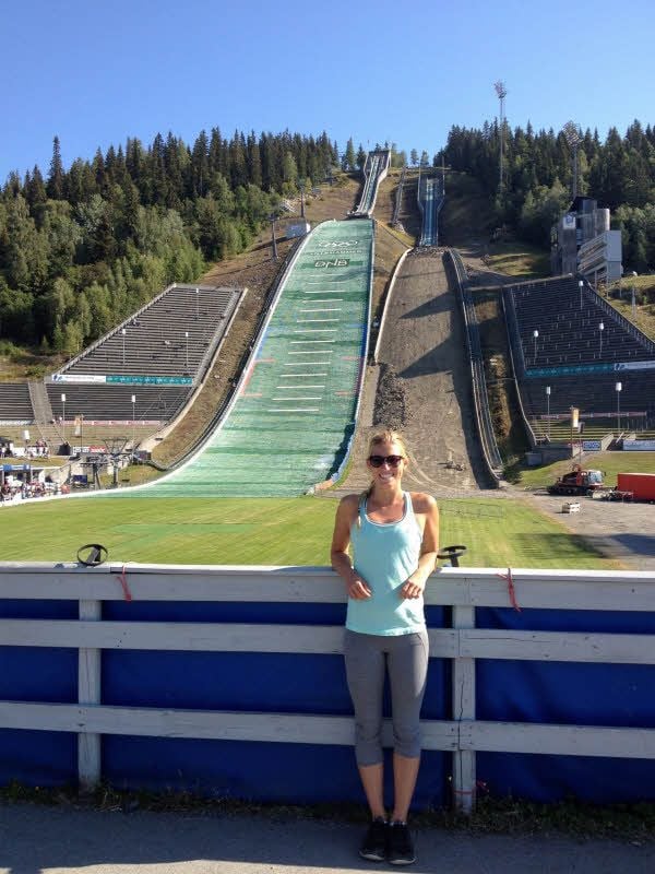 Jessica Luster am Holmenkollen, Oslos sportlichem Markenzeichen