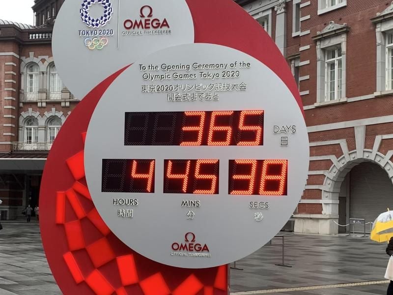 Angehalten: Der Olympia-Countdown Uhr vor dem Zentralbahnhof in Tokio. Foto: Lars Nicolaysen/dpa