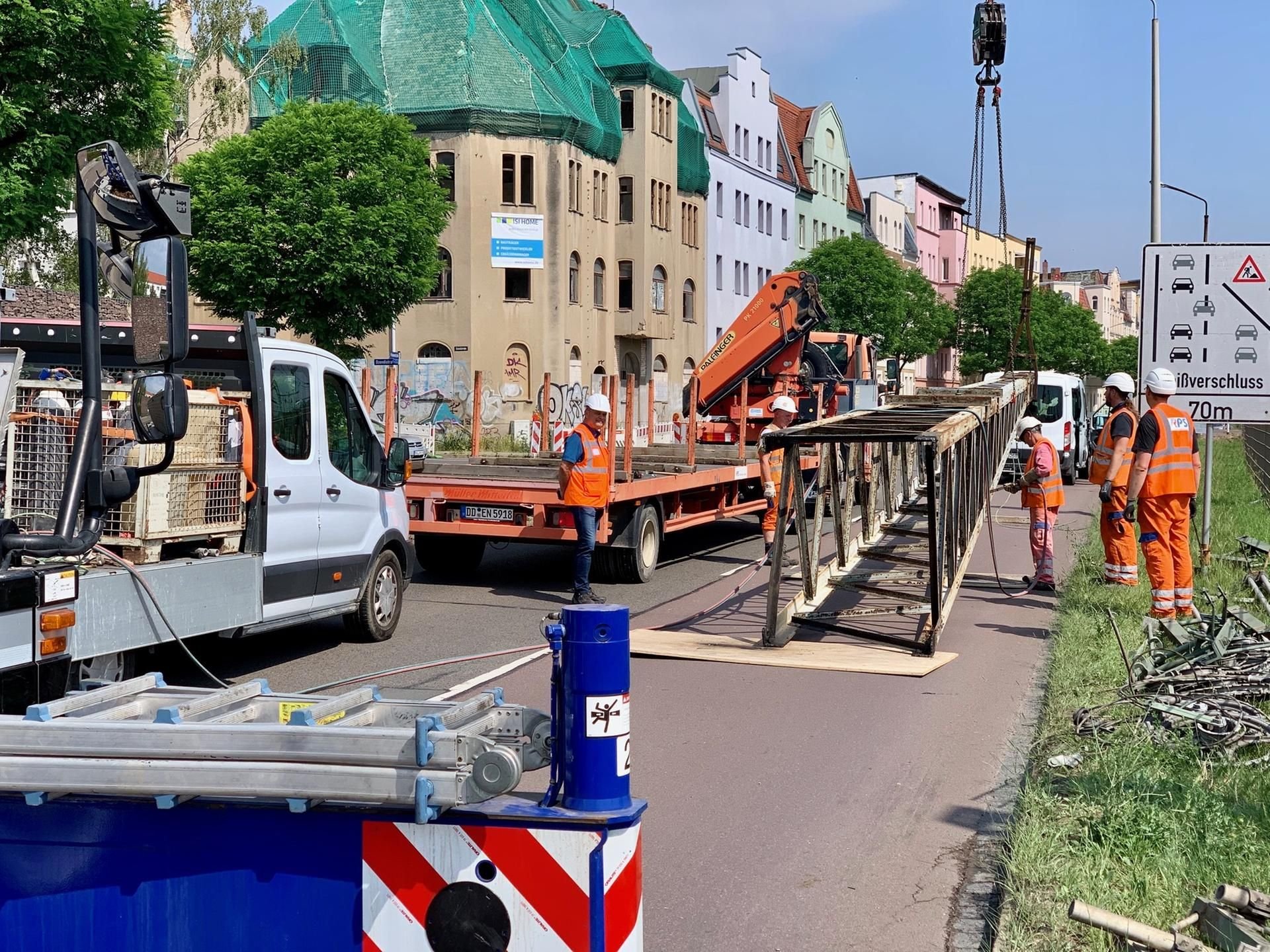 In der Volkmannstraße werden fünf große Masten abgebaut, die aus den 1950er Jahren stammen und nicht mehr benötigt werden. Sie sind der geplanten neuen Lärmschutzwand im Weg.