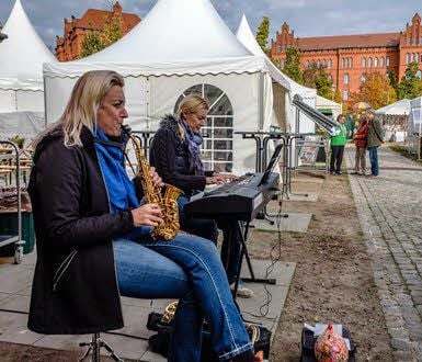 Das Bummeln und Shoppen untermalte musikalisch das Duo Twinzz.