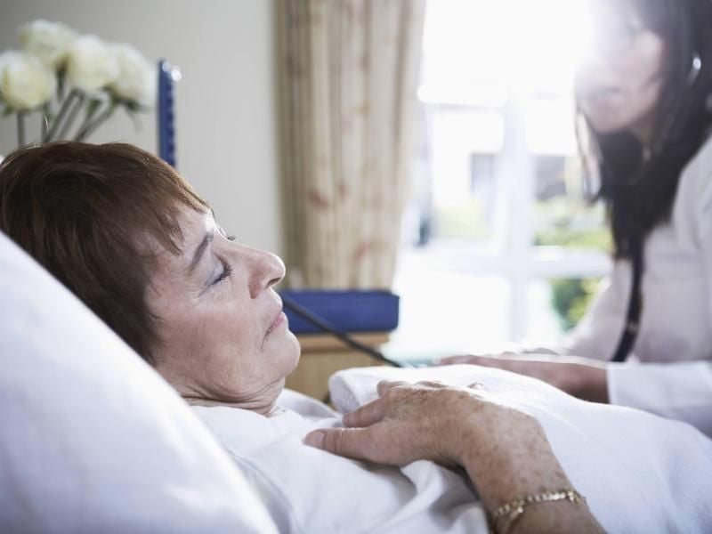 Eingriff mit Nachwehen: Gerade ältere Patienten haben nach einer Operation mit Narkose oft mit dem sogenannten Delir zu kämpfen. Foto: Zerocreatives/Westend61